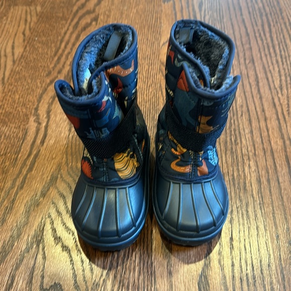 Excellent Condition Children’s Place Toddler Boy Blue Dino Snow Boots size 6 - Picture 2 of 5